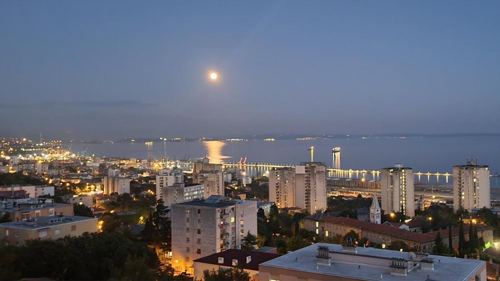Qr Apartment For Family, Couples, And Friends Stay In Риека Экстерьер фото